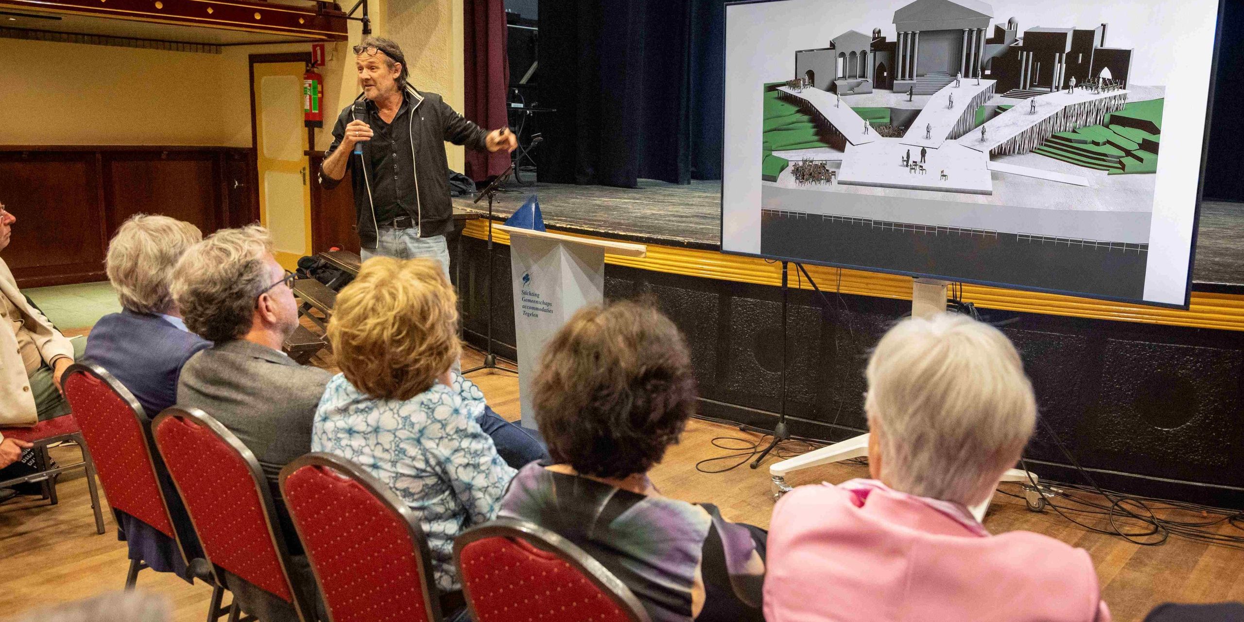 Michiel Voet presenteert decor Foto Peter de Ronde